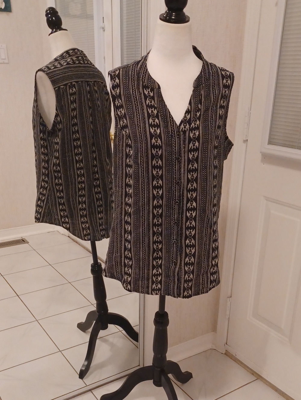 4/$40 Black & Cream Sleeveless V-Neck Patterned Blouse - Size Medium